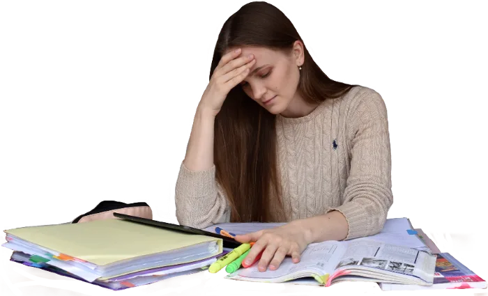 Studentka ve stresu nad skripty